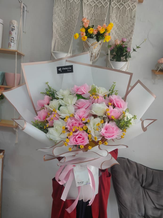 Round Series Hand Bouquet - 265K (20 stems)
